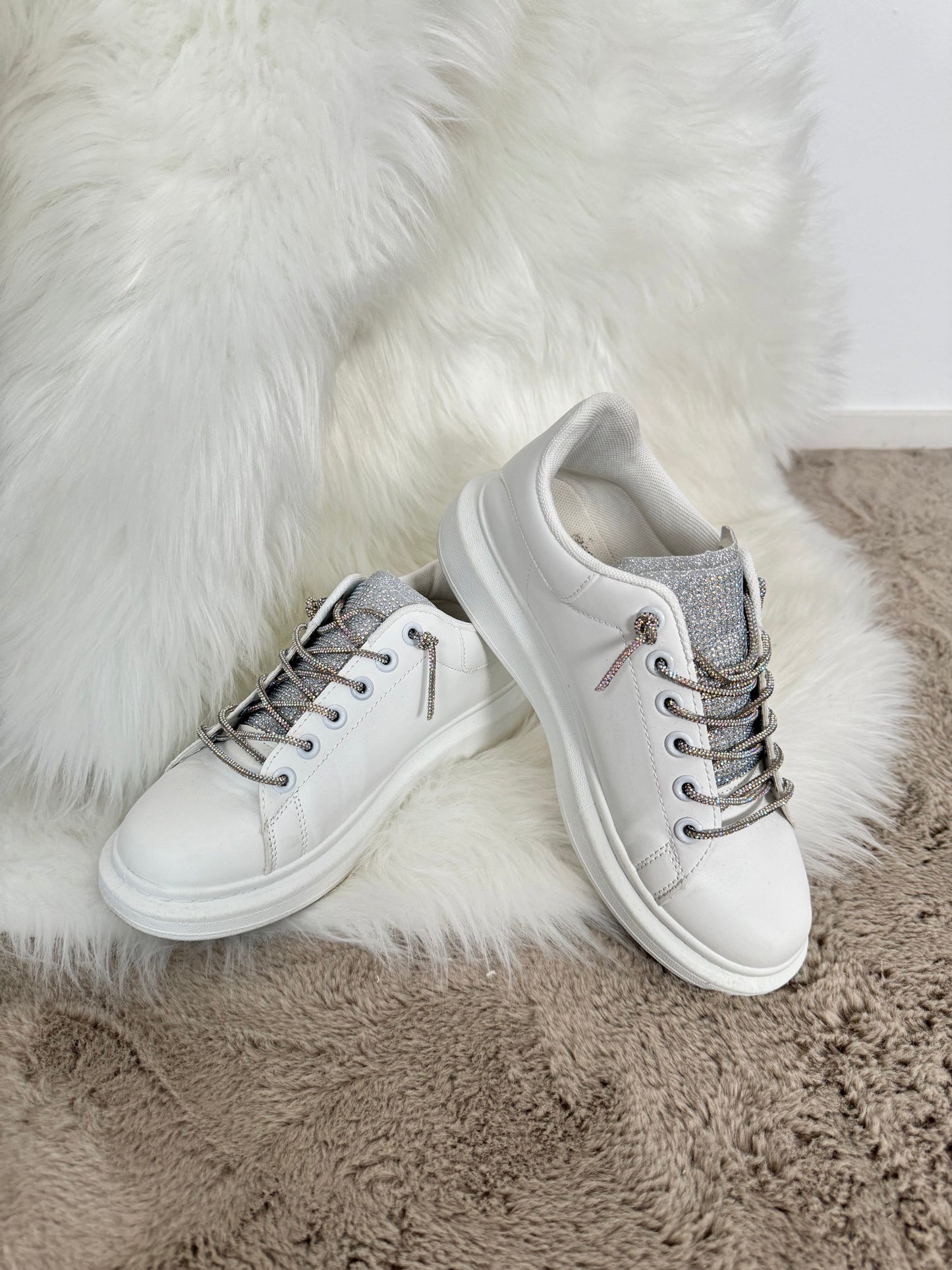 Sneakers met glitterveter en label "Mana" - wit