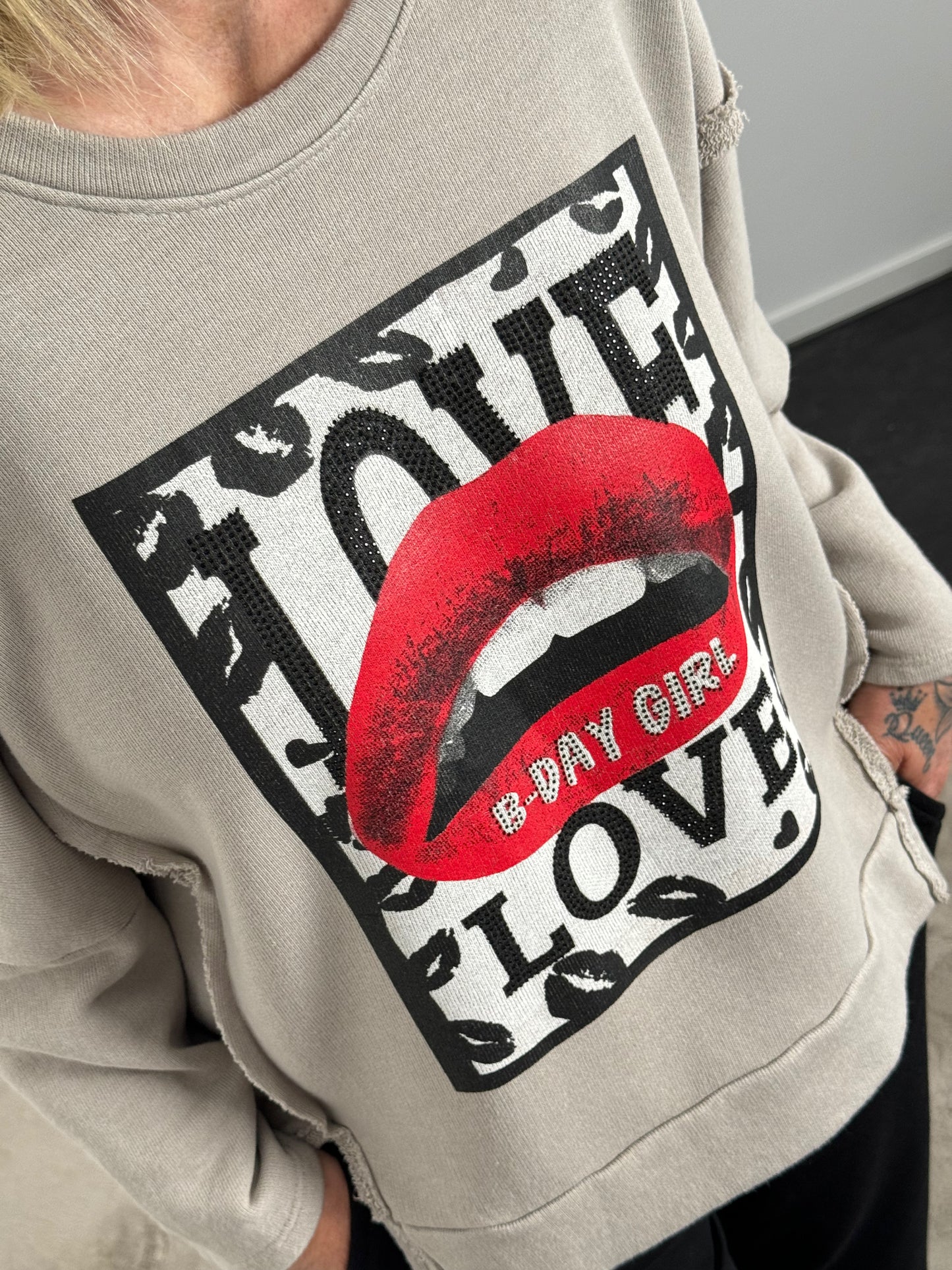 Sweatshirt Glitzersteinchen "Love Kiss" - beige