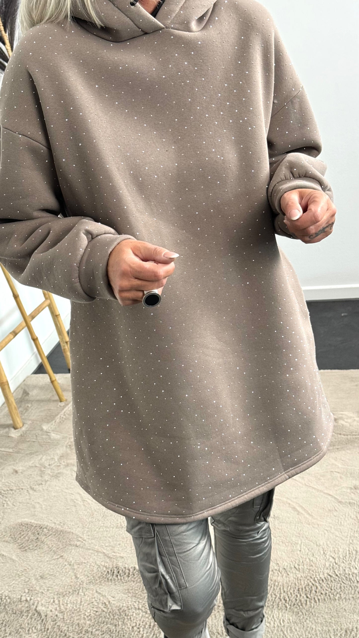 Long Hoodie mit Glitzersteinchen allover "Mel" - taupe