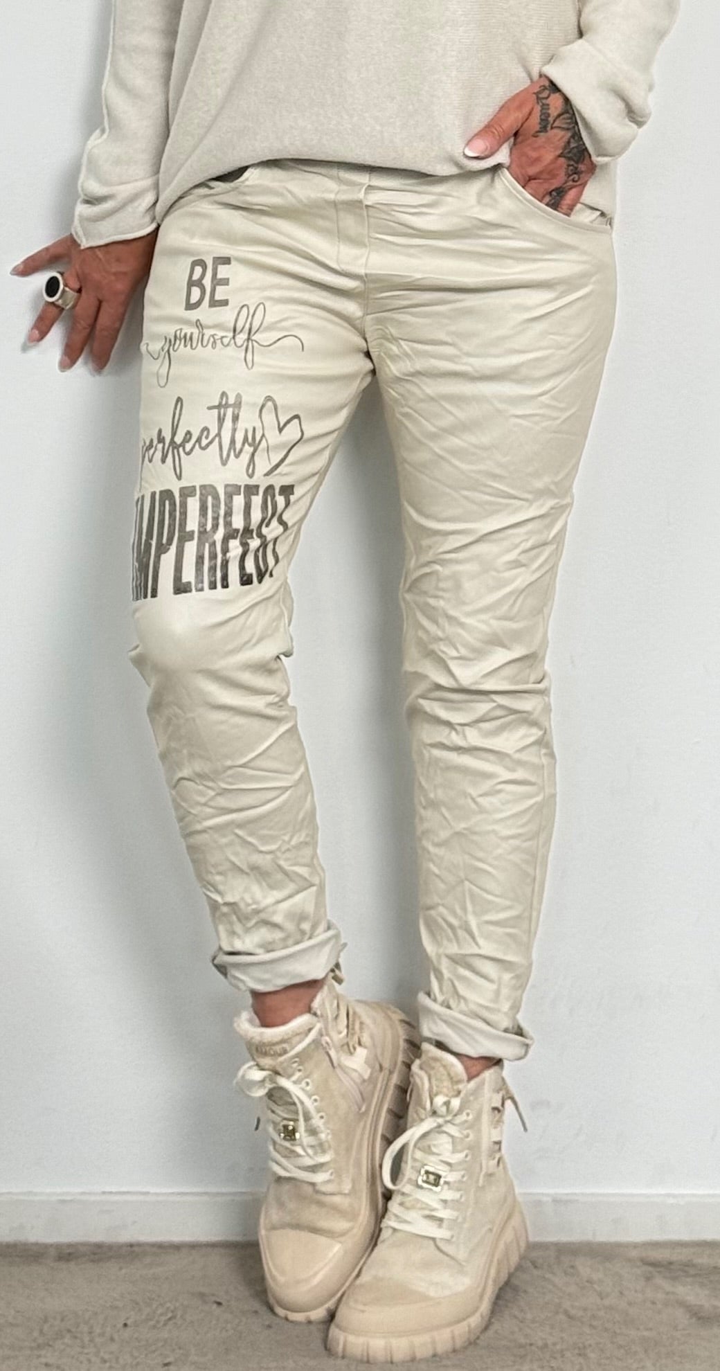 Lederimitat Hose "Be Yourself...." - beige