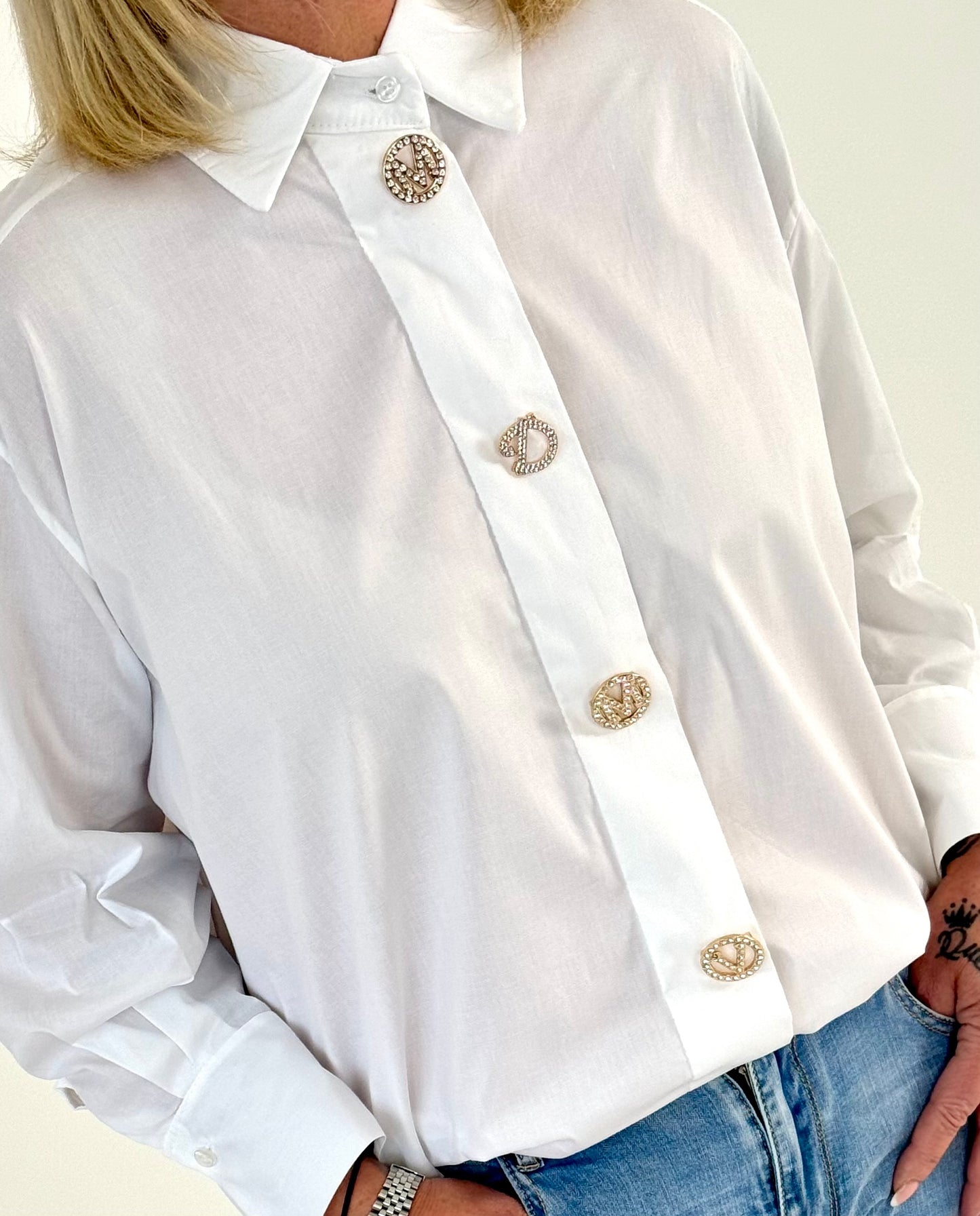 Bluse mit abnehmbaren Broschen Modell "Xuna" - weiss