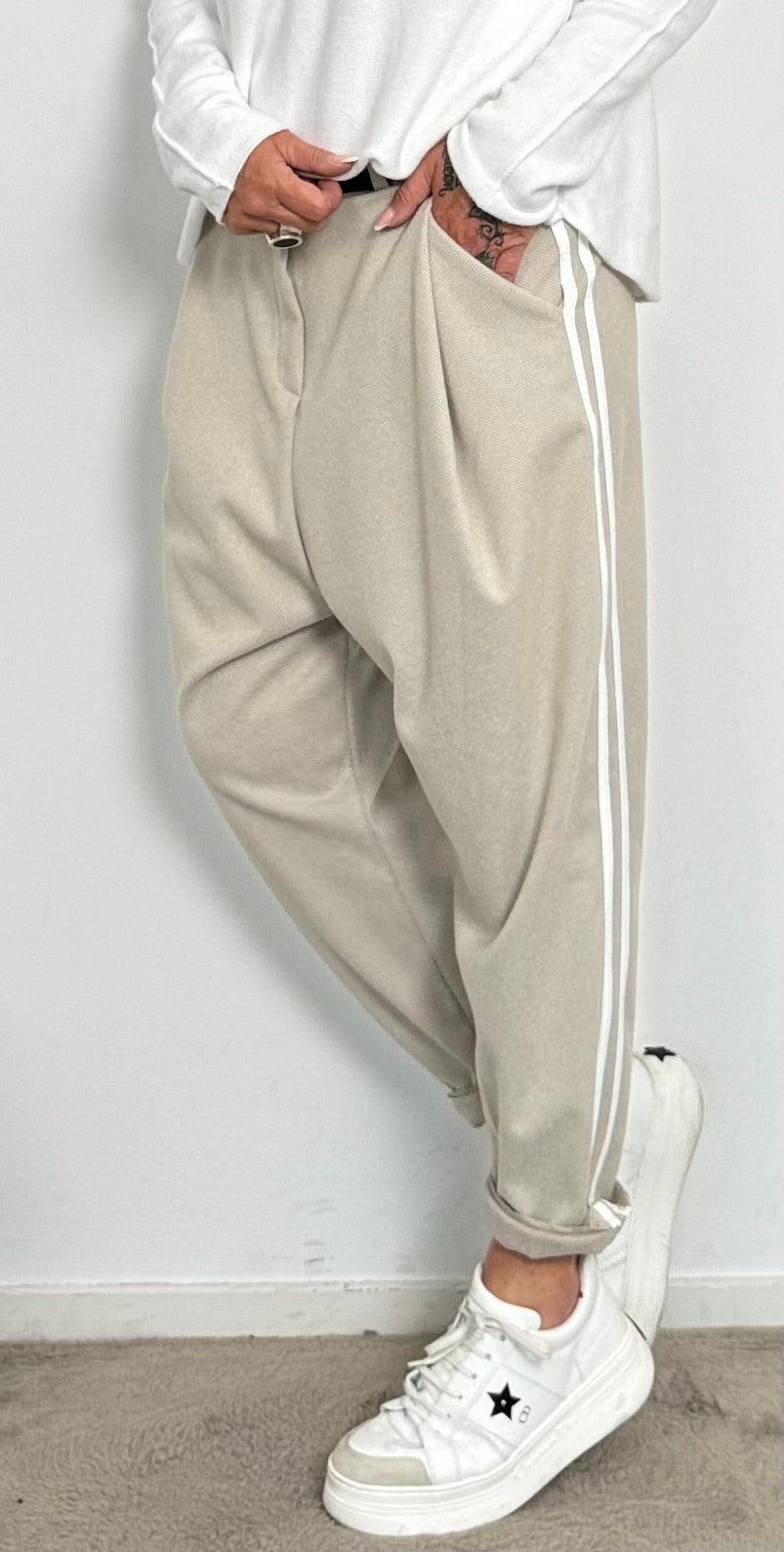 Baggy broek met zijstrepen "Rony" - beige (leverdatum ca. 10-08-2024)