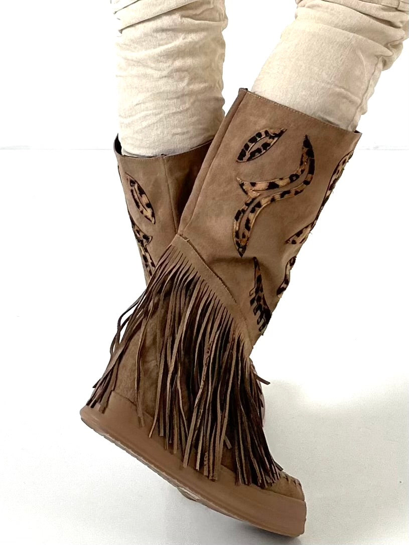 Boots with fringes model "Pocahontas" - taupe-leo