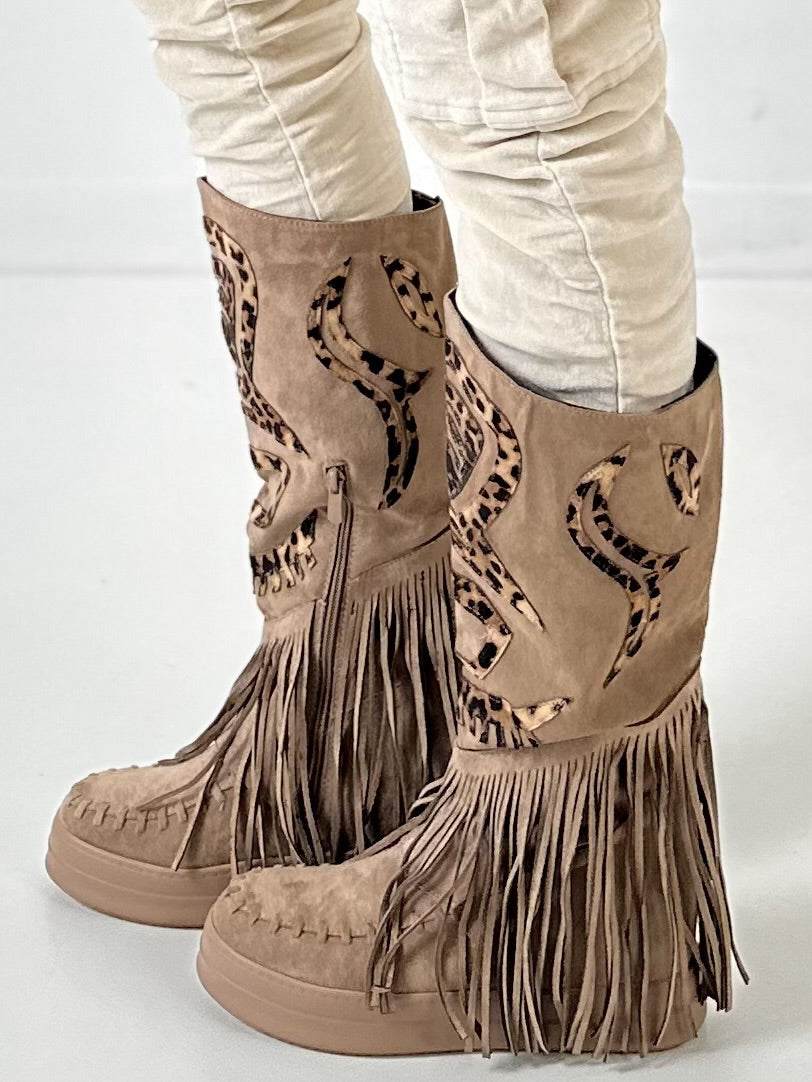 Boots with fringes model "Pocahontas" - taupe-leo