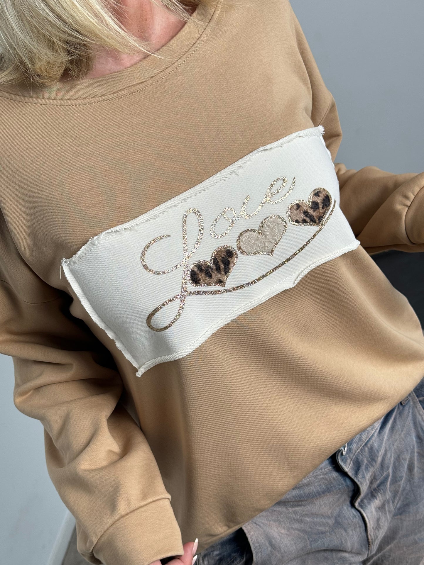 Sweatshirt met grote patch "Fee" - camel