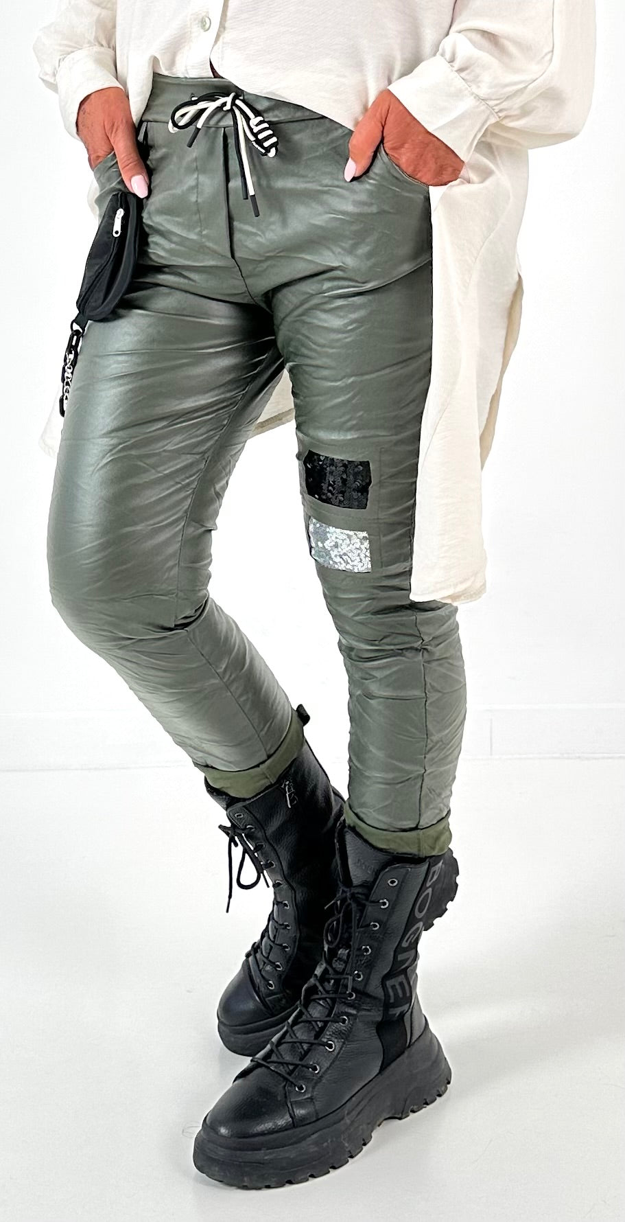 Hose mit Details Modell "Eloxx"- oliv