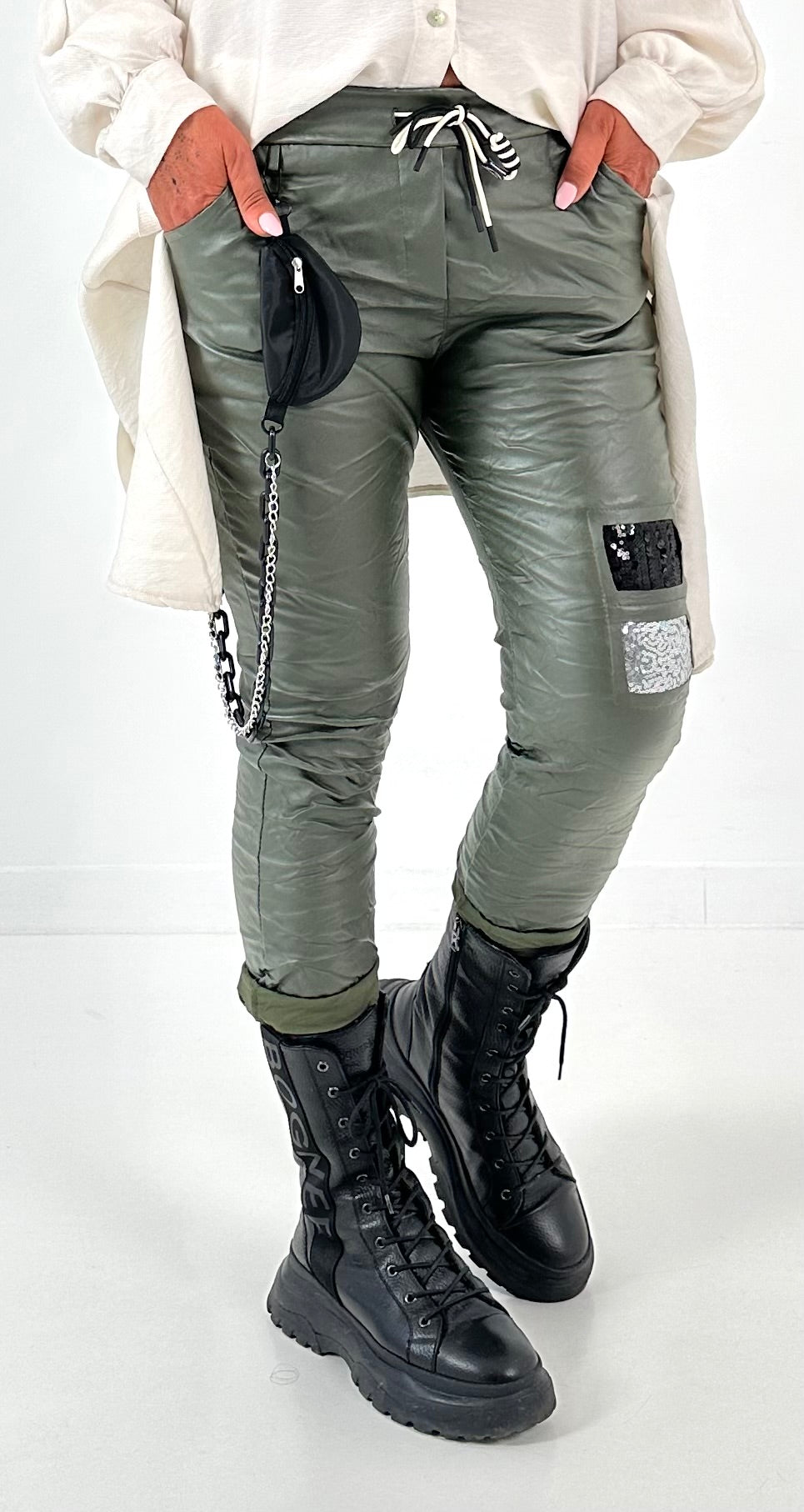 Hose mit Details Modell "Eloxx"- oliv