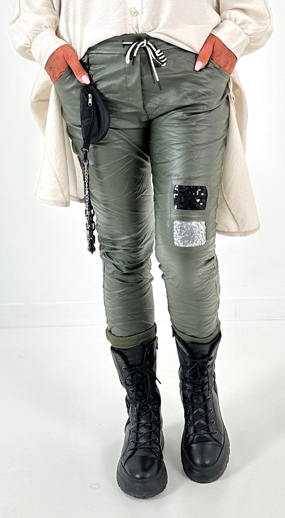 Hose mit Details Modell "Eloxx"- oliv