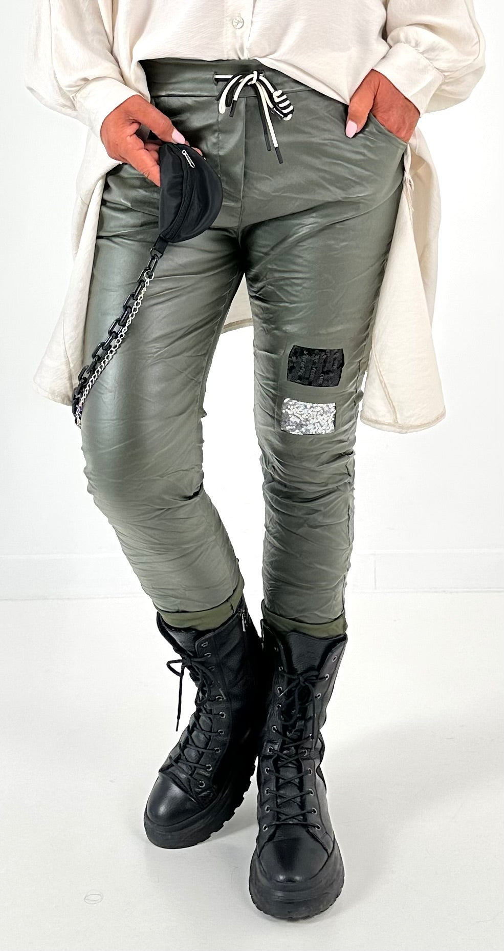 Hose mit Details Modell "Eloxx"- oliv