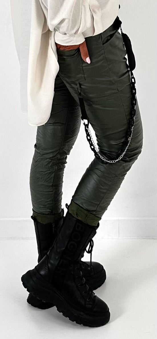 Hose mit Details Modell "Eloxx"- oliv