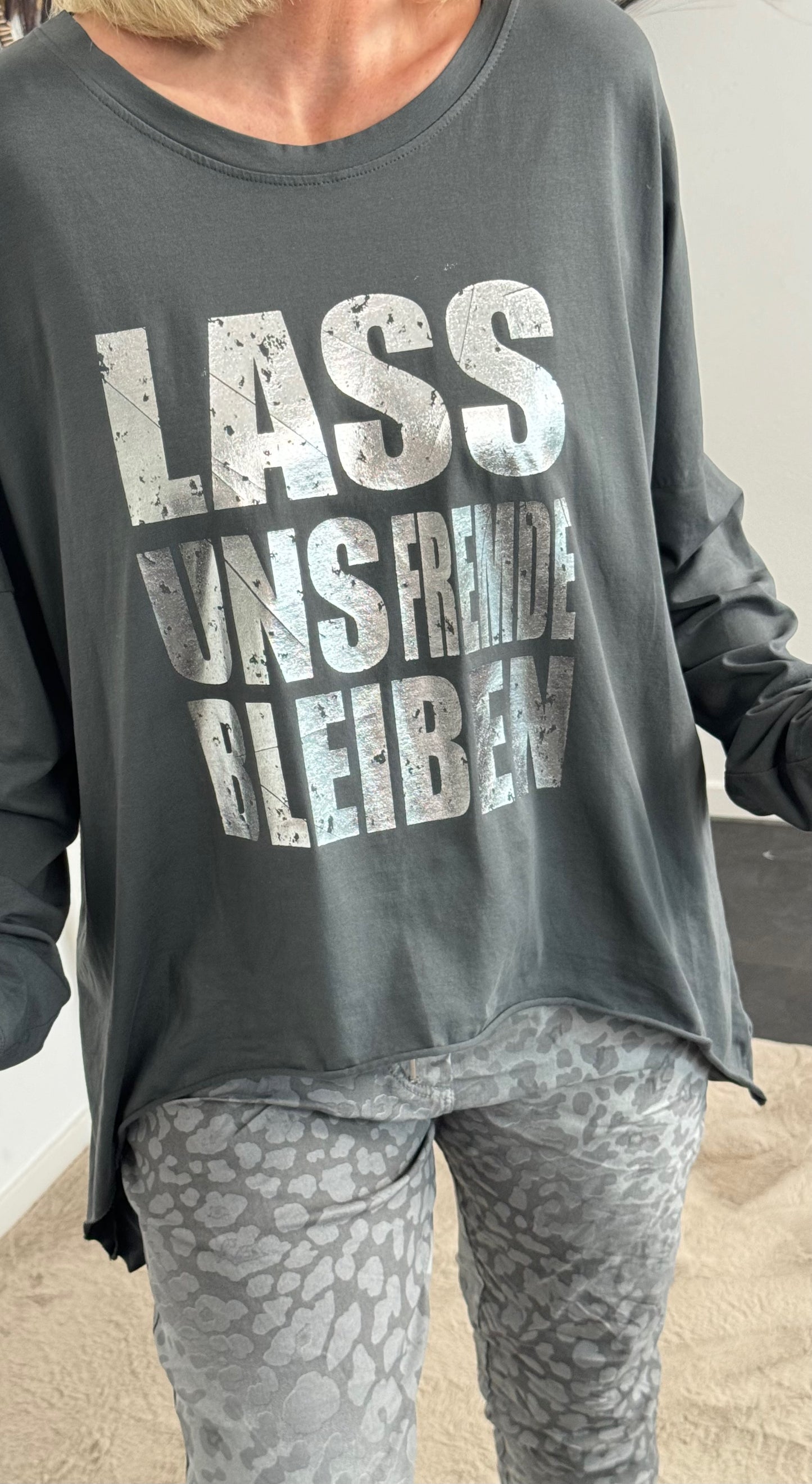 Shirt "Lass uns FREMDE bleiben" - anthrazit-silber