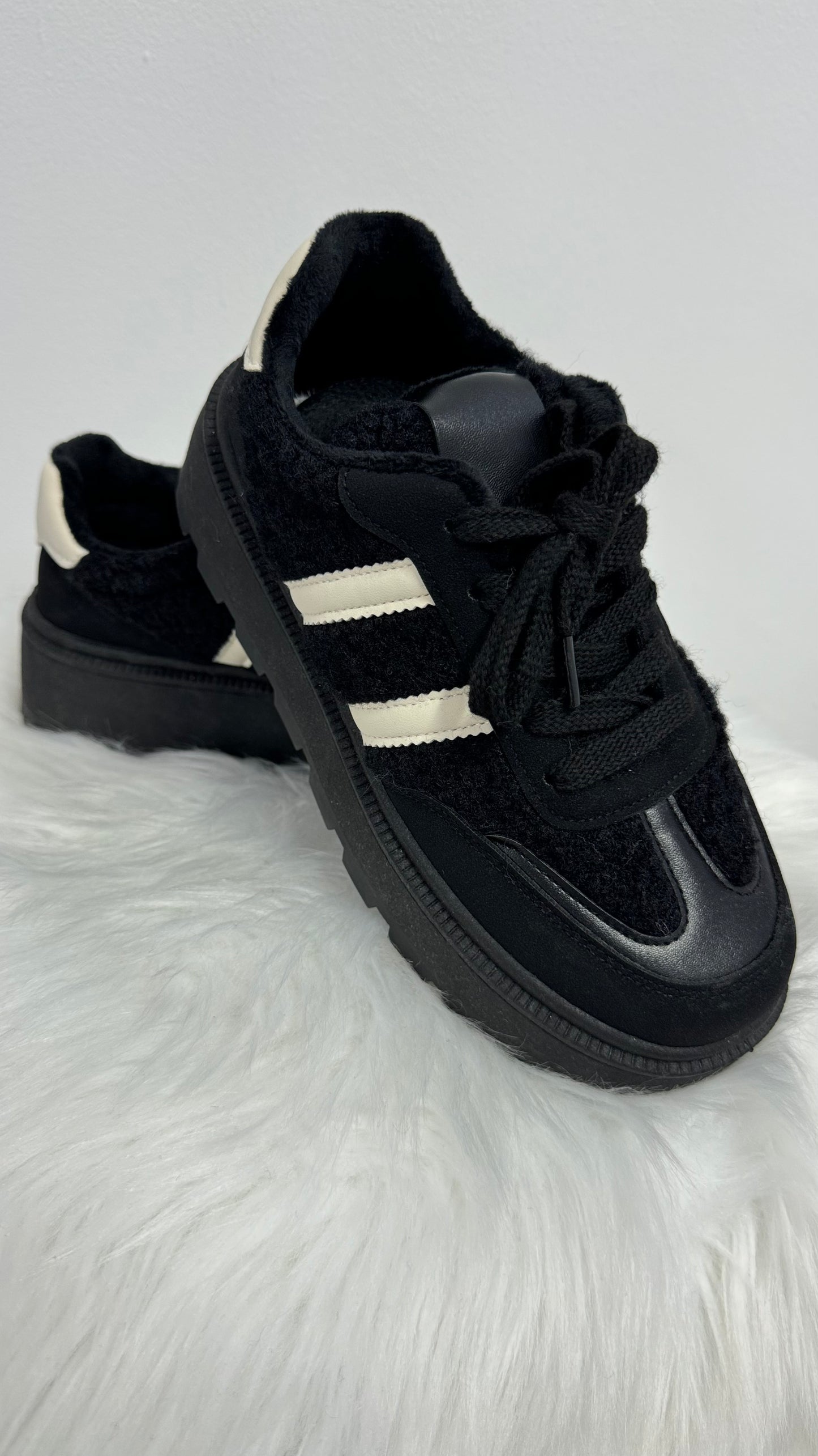 Sneaker with teddy fur "Nena" - black