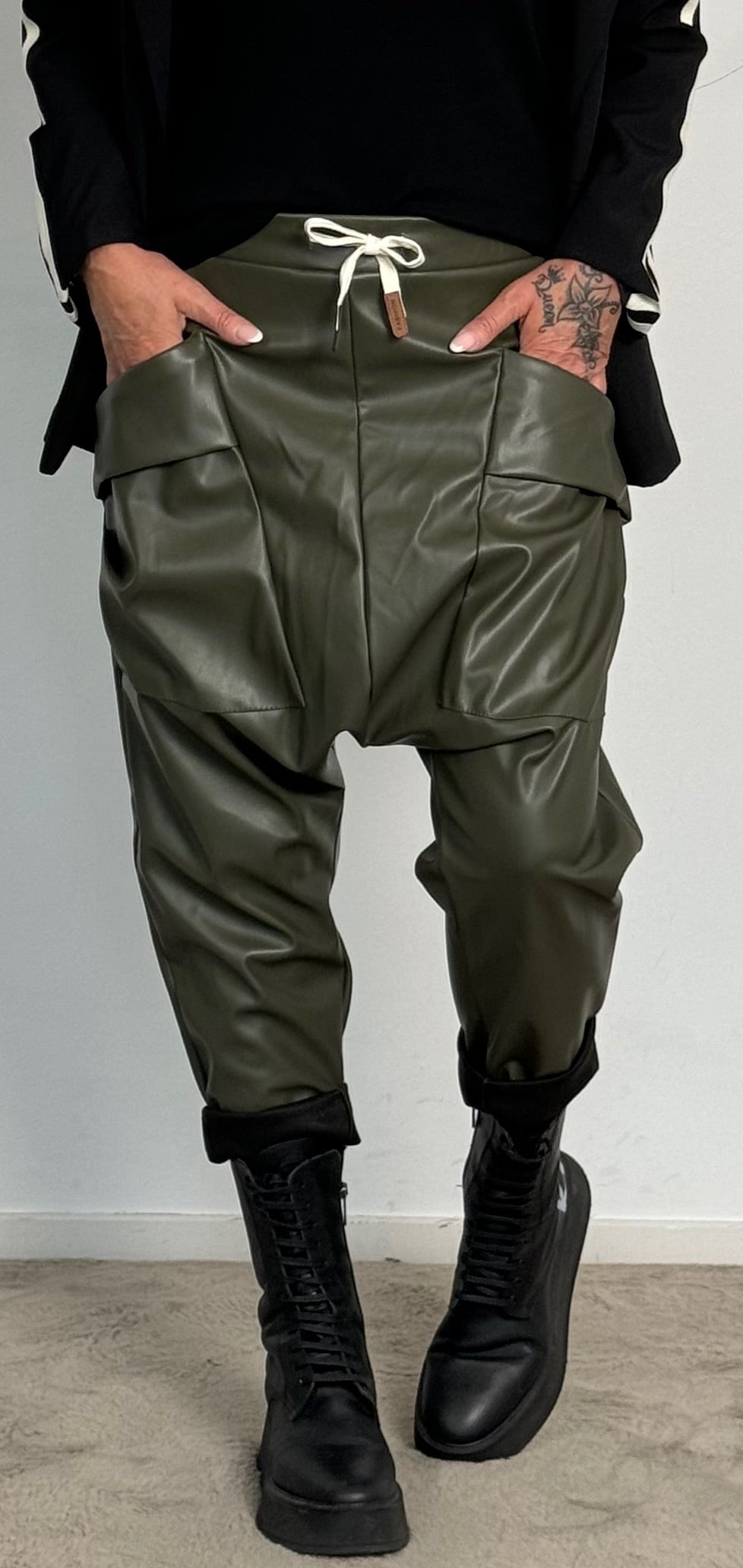 Imitation leather baggy trousers "Gorgina" - olive