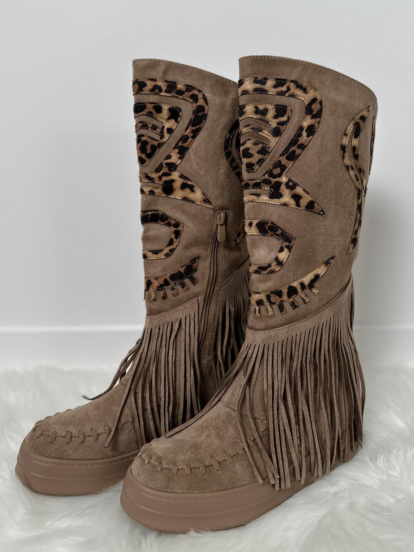 Boots with fringes model "Pocahontas" - taupe-leo