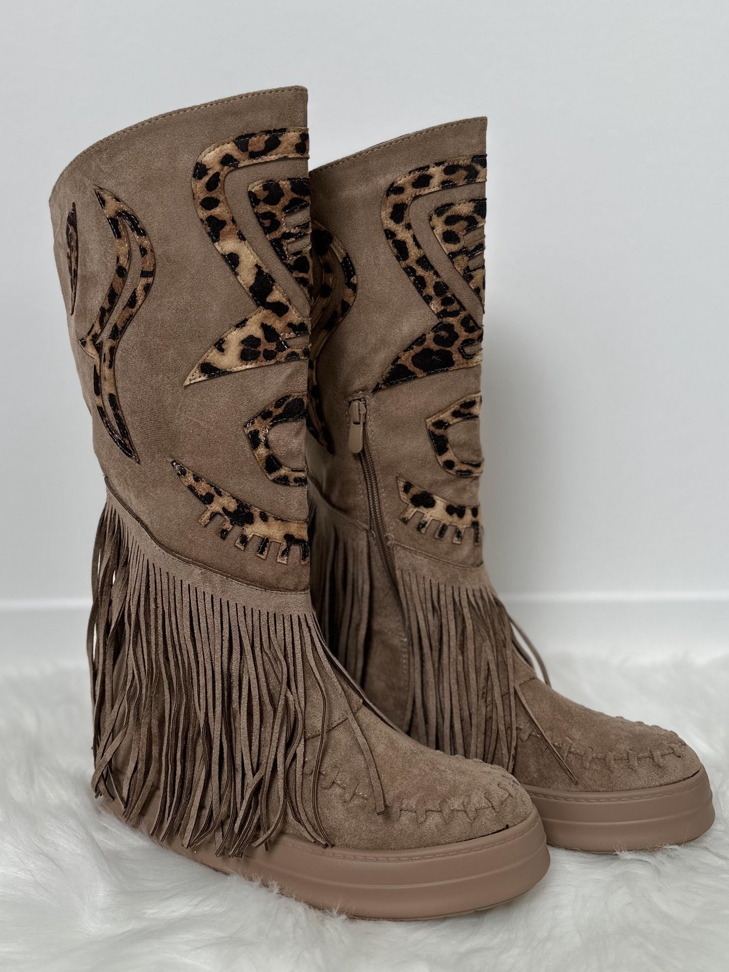 Boots with fringes model "Pocahontas" - taupe-leo