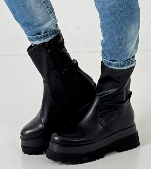 Bootie model "Grave Step" - black