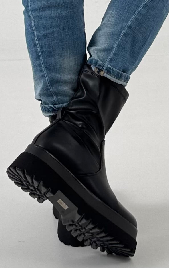 Bootie model "Grave Step" - black