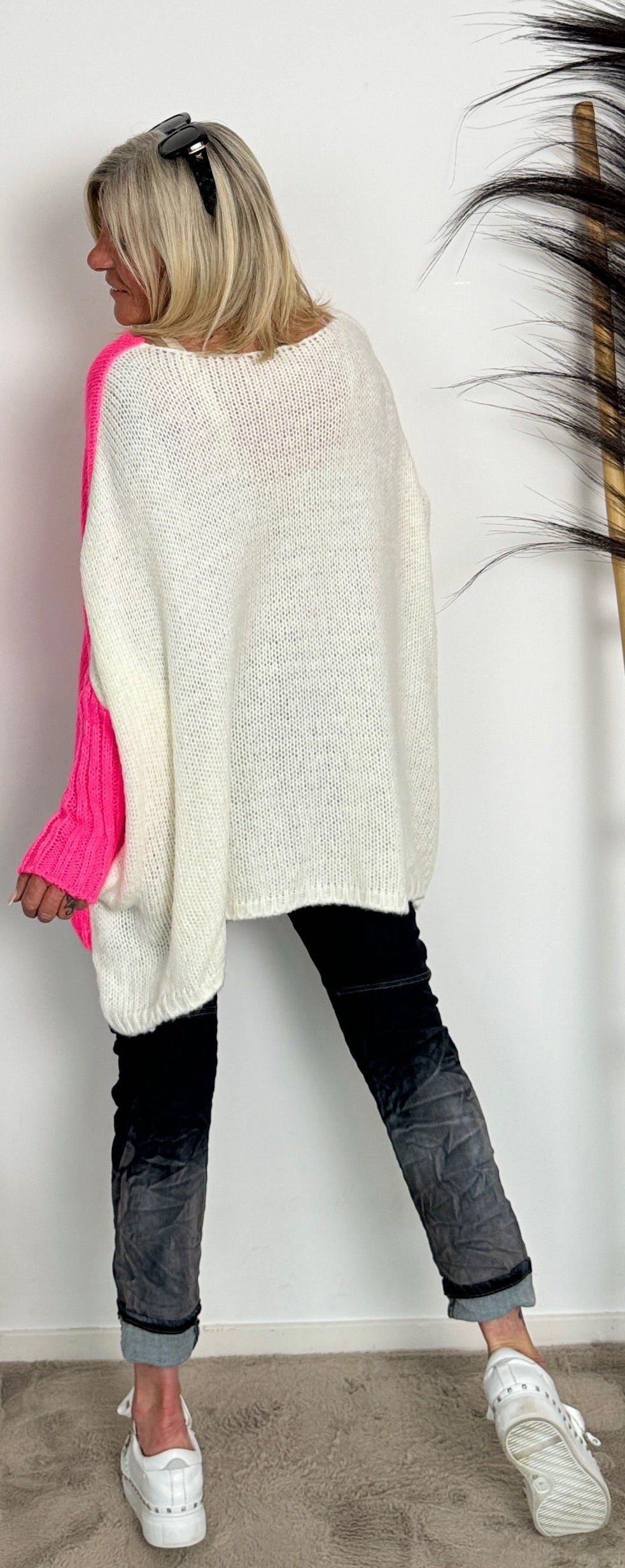 Oversized poncho sweater "Nicoletta" - neon pink-white