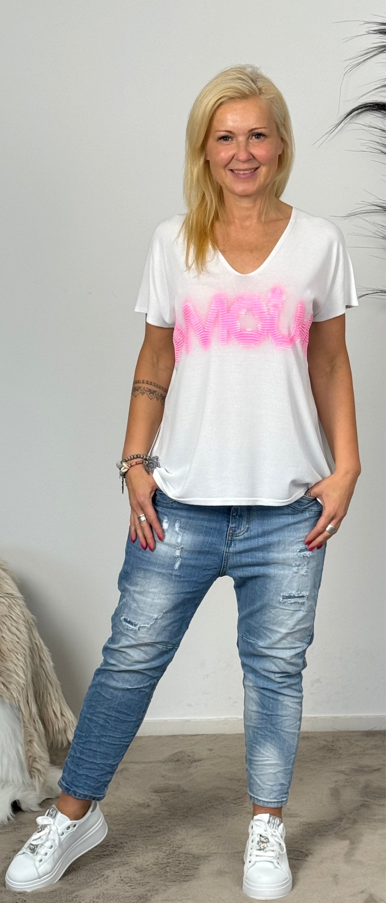 Shirt mit besprühtem 3-D Druck "Amour" - weiss-pink