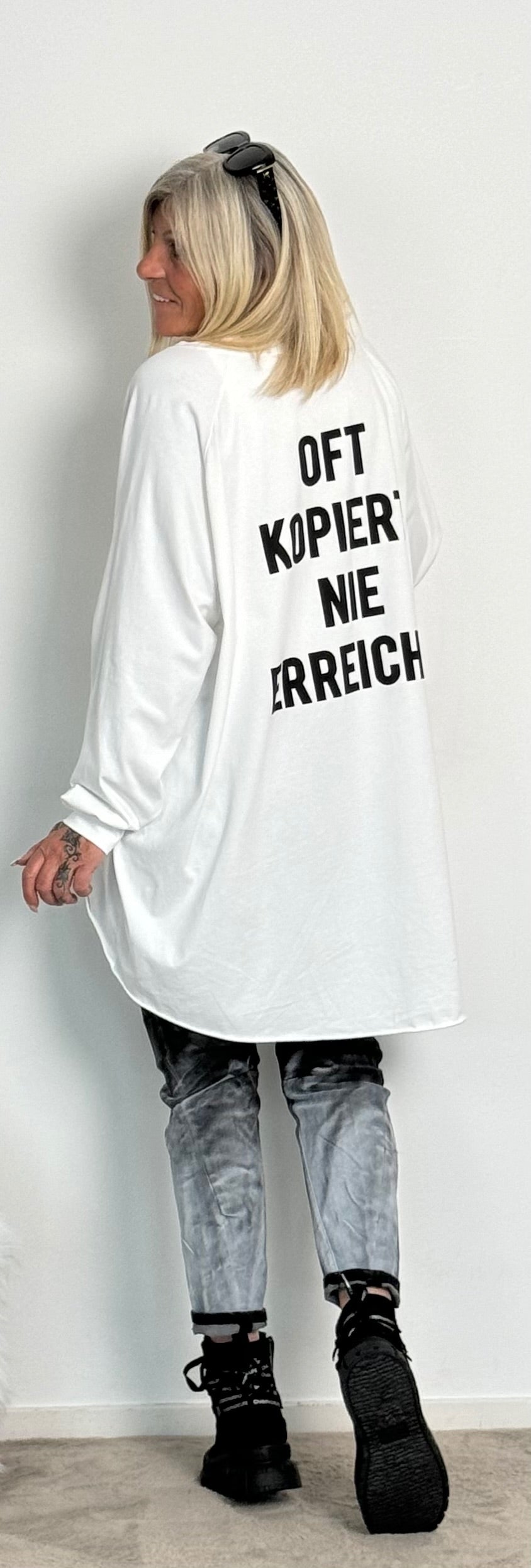 Oversized Shirt "Oft Kopiert, NIE ERREICHT" - weiss