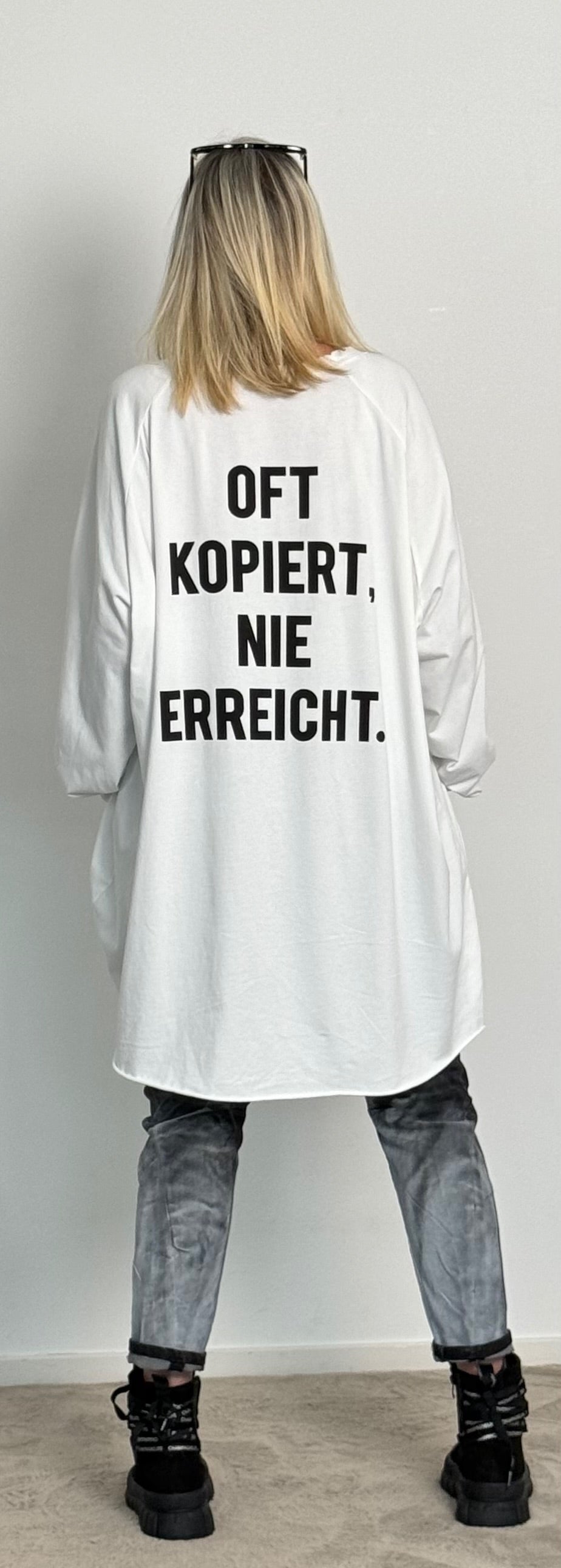 Oversized overhemd "Vaak gekopieerd, NOOIT BEREIKT" - wit