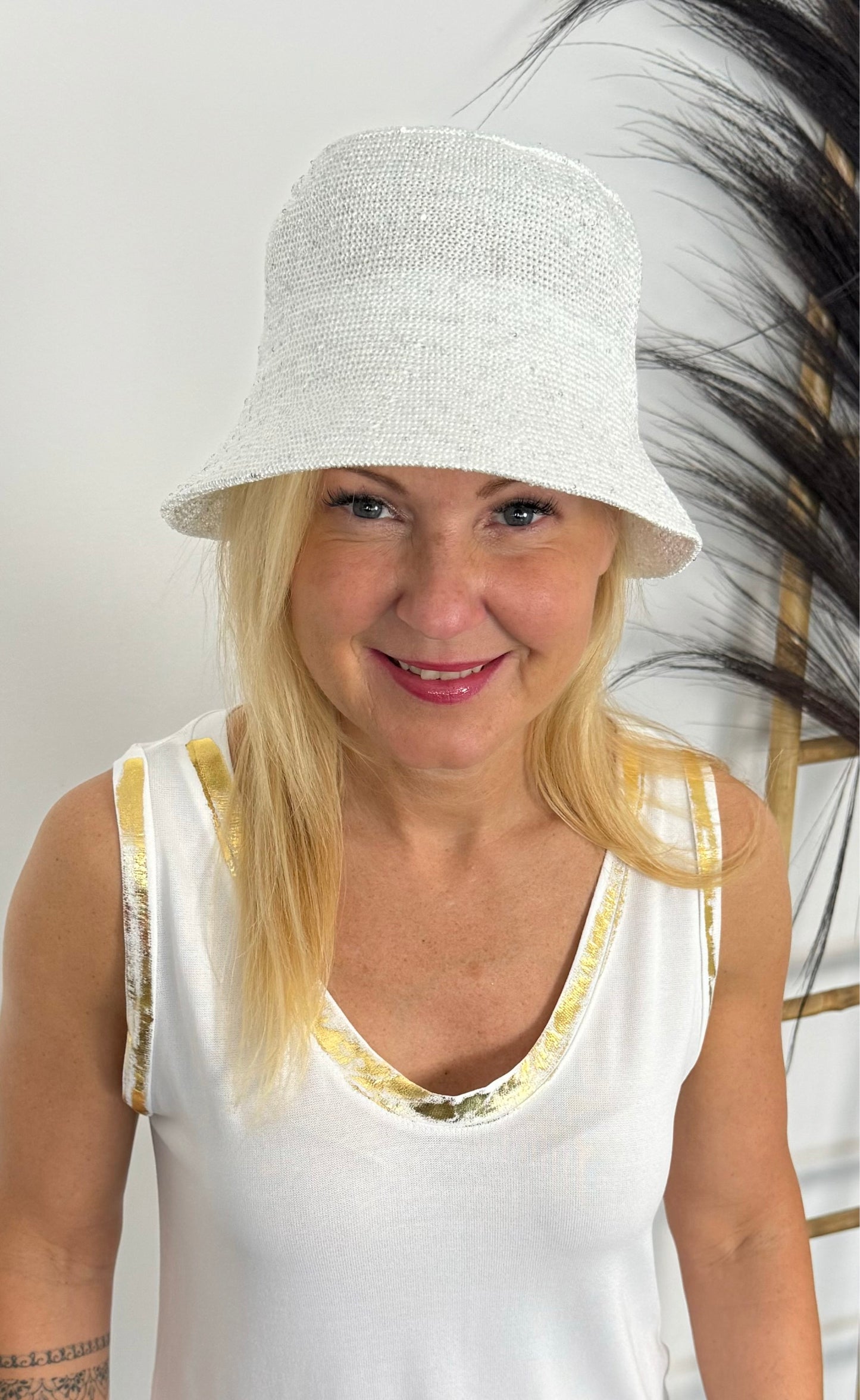 Fisherman's hat with subtle shimmering sequins "Miandra" - white