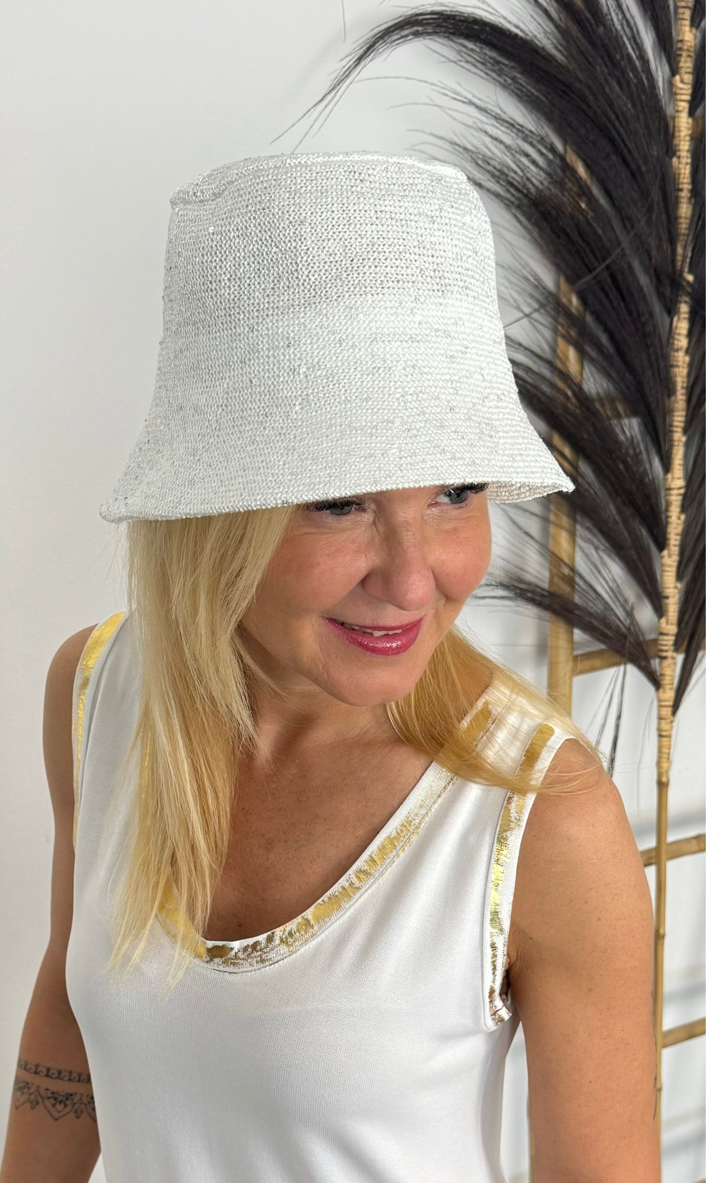 Fisherman's hat with subtle shimmering sequins "Miandra" - white