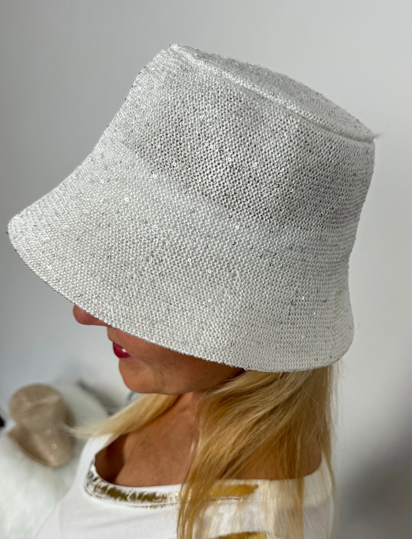 Fisherman's hat with subtle shimmering sequins "Miandra" - white