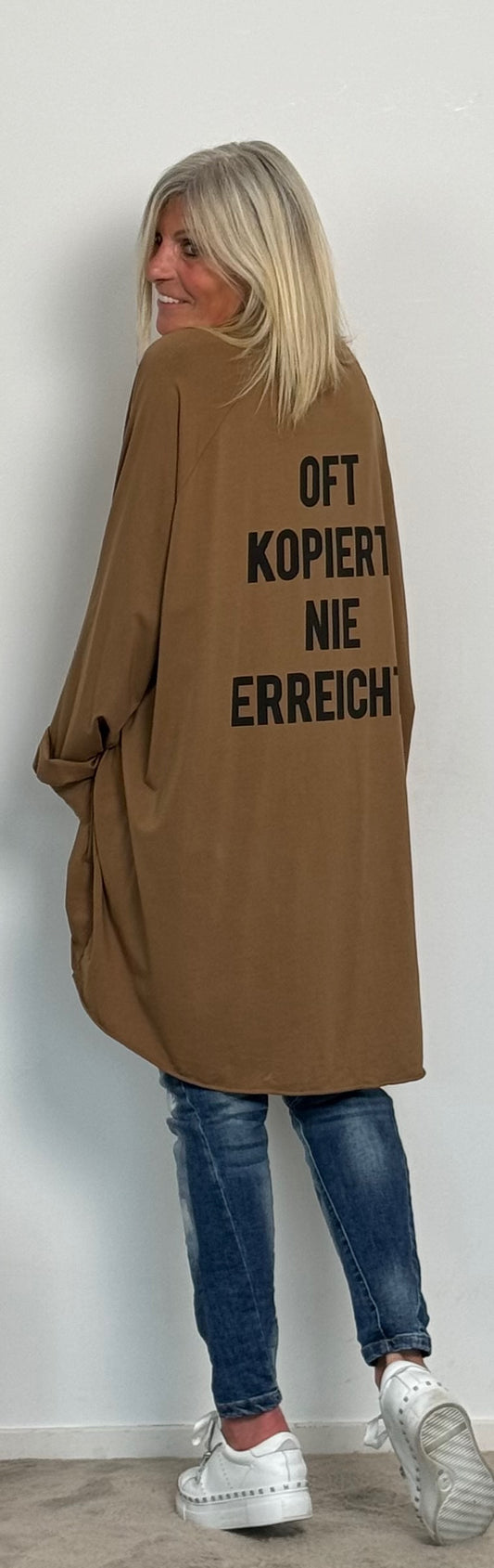 Oversized shirt "Vaak gekopieerd, NOOIT BEREIKT" - camel