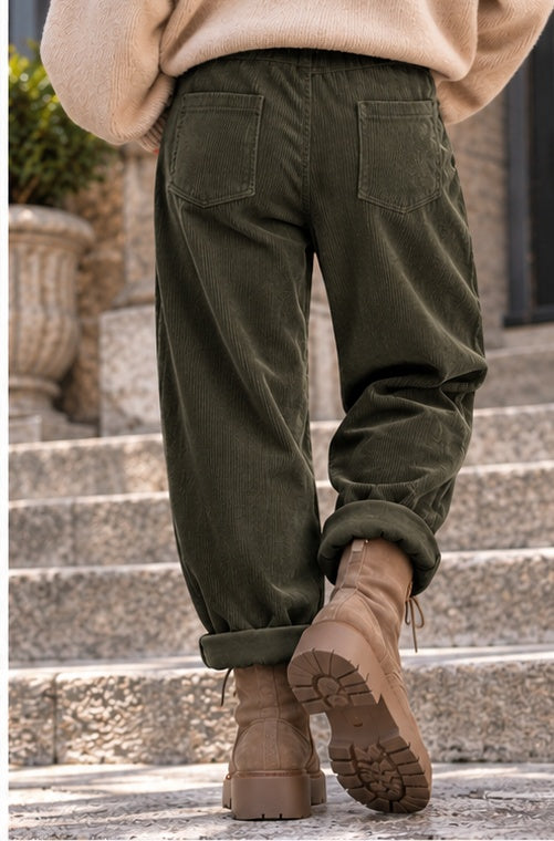 Cordhose mit großen Taschen und Gürtel - oliv ( lieferbar va. ab 03.11.26)
