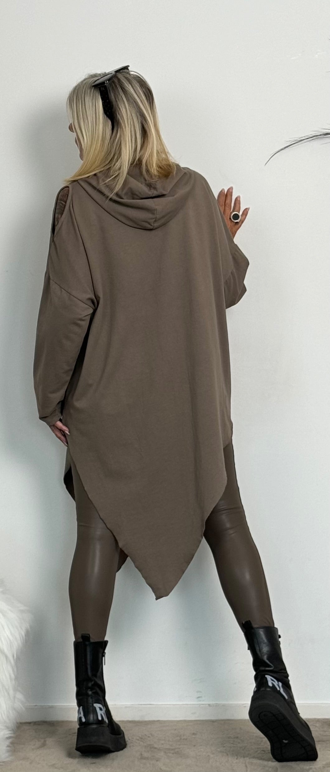 Asymmetrischer Hoodie "Kreuz" - taupe