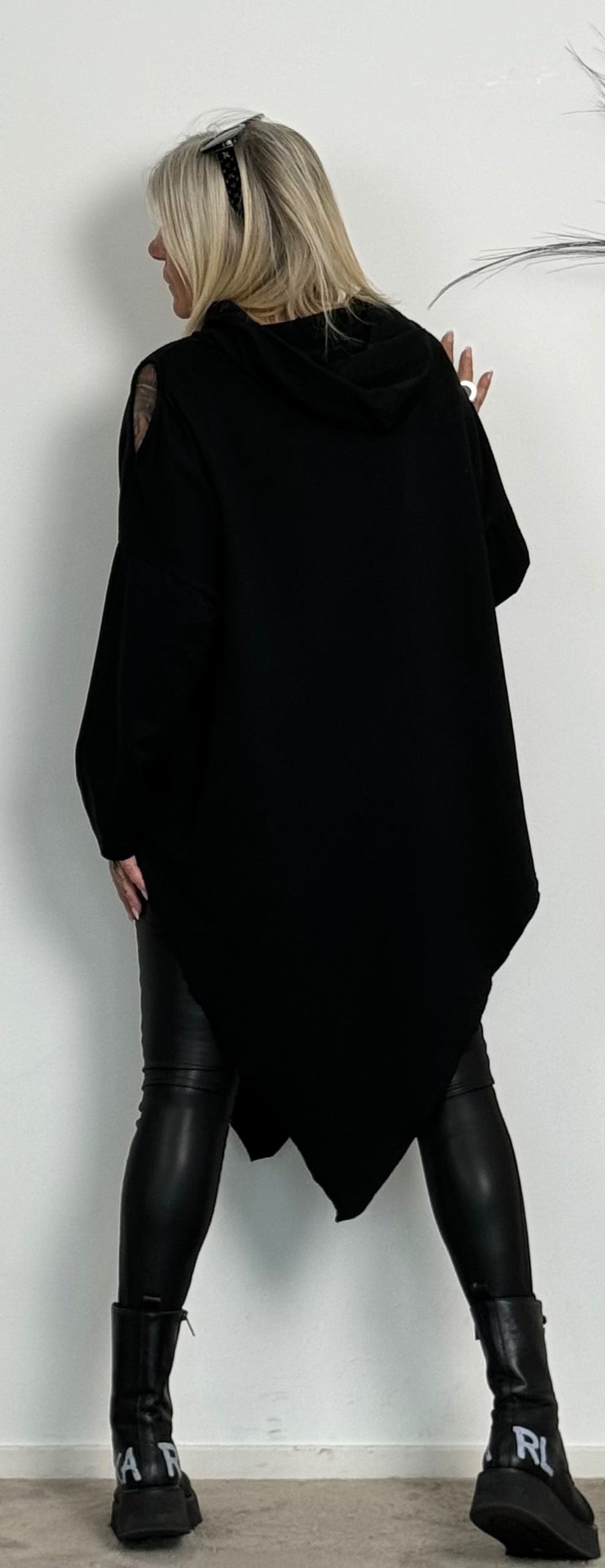 Asymmetrische hoodie "Cross" - zwart