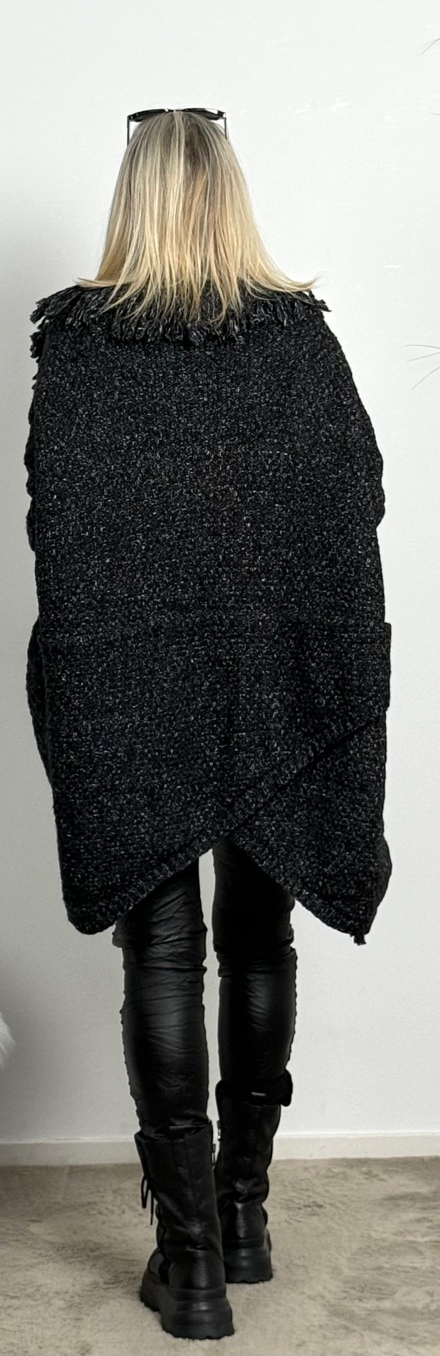 Strickjacke mit Fransen "Over" - schwarz-meliert